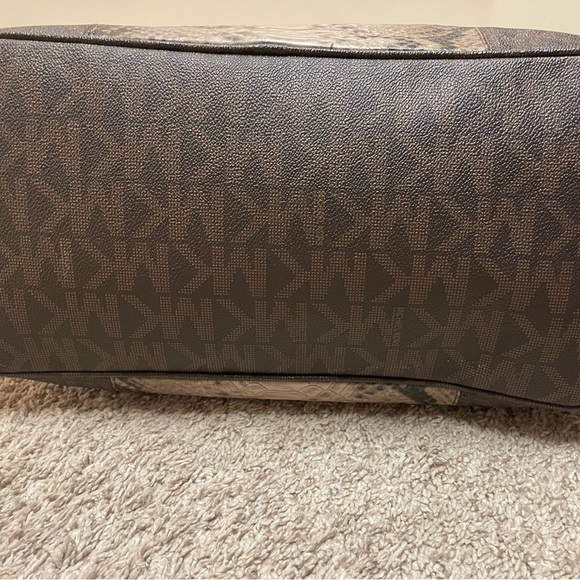 Michael Kors Snakeskin Stripe with MK Logo
Print Canvas Jet Set Travel Tote - Picture 6 of 9